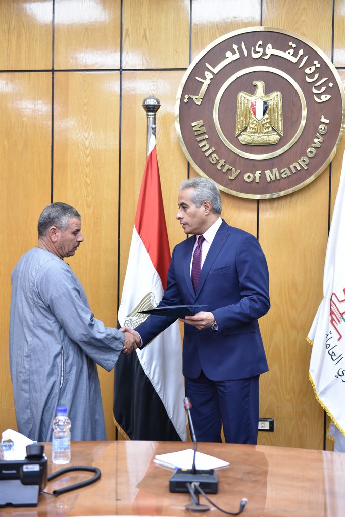 وزير القوى العامله 